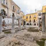 Due file di colonne con capitelli decorati, geometrici pavimenti musivi e una malmessa iscrizione: � tutto ci� che rimane di uno dei siti religiosi pi� affascinanti di Bari Vecchia: la chiesa di Santa Maria del Buonconsiglio